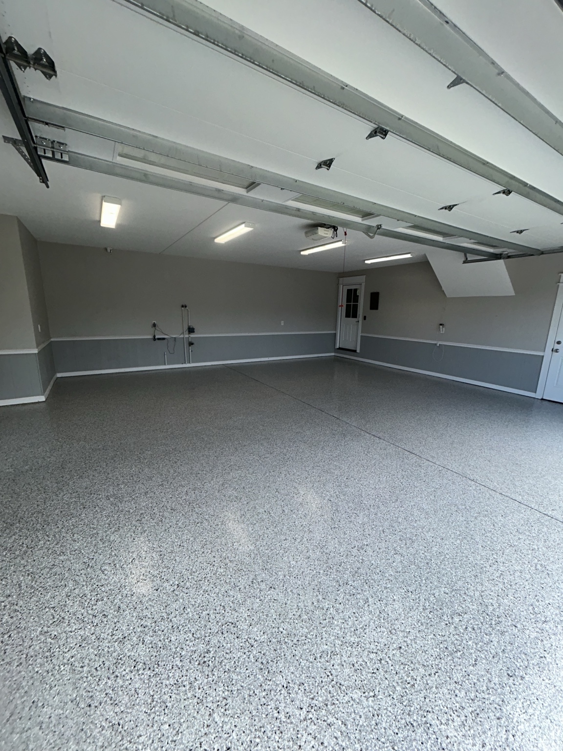 700 square foot garage after Coyote flake coating